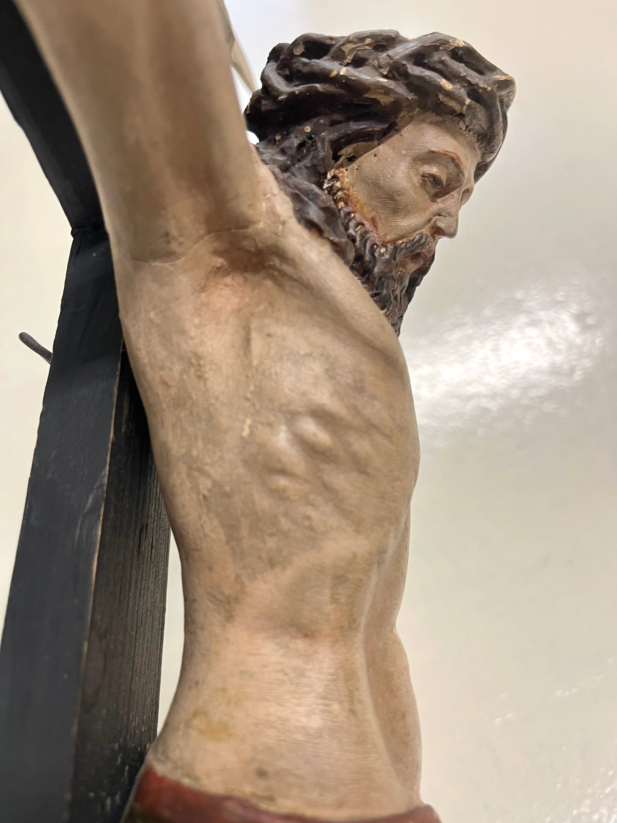 Crocifisso Antico in Legno Policromo – Artigianato Tirolese / Val Gardena, Fine '800