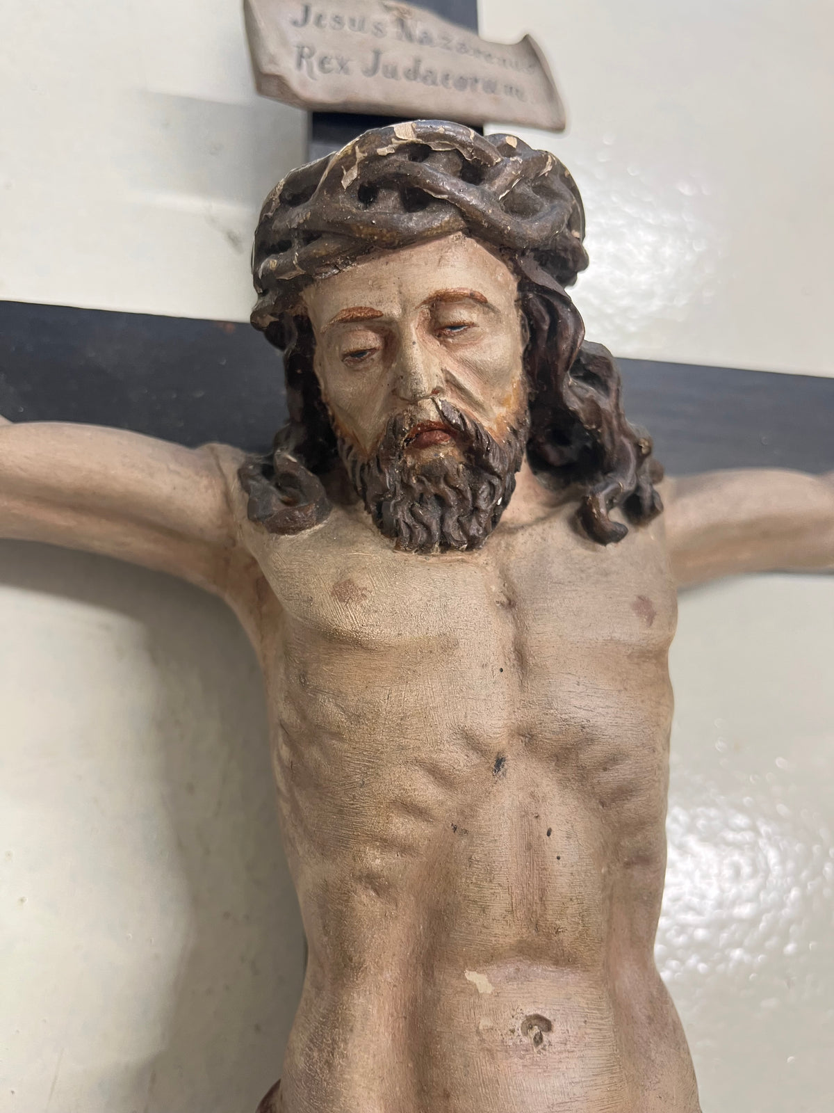 Crocifisso Antico in Legno Policromo – Artigianato Tirolese / Val Gardena, Fine '800