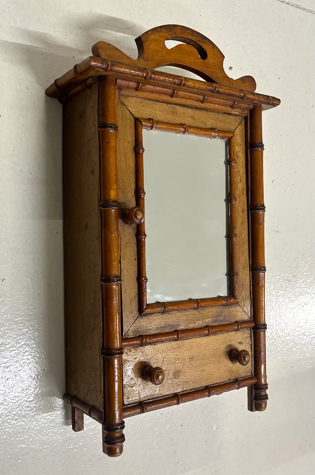 Antique French Faux Bamboo Cabinet – Specchiera e Armadietto da Muro o Tavolo, XIX Secolo