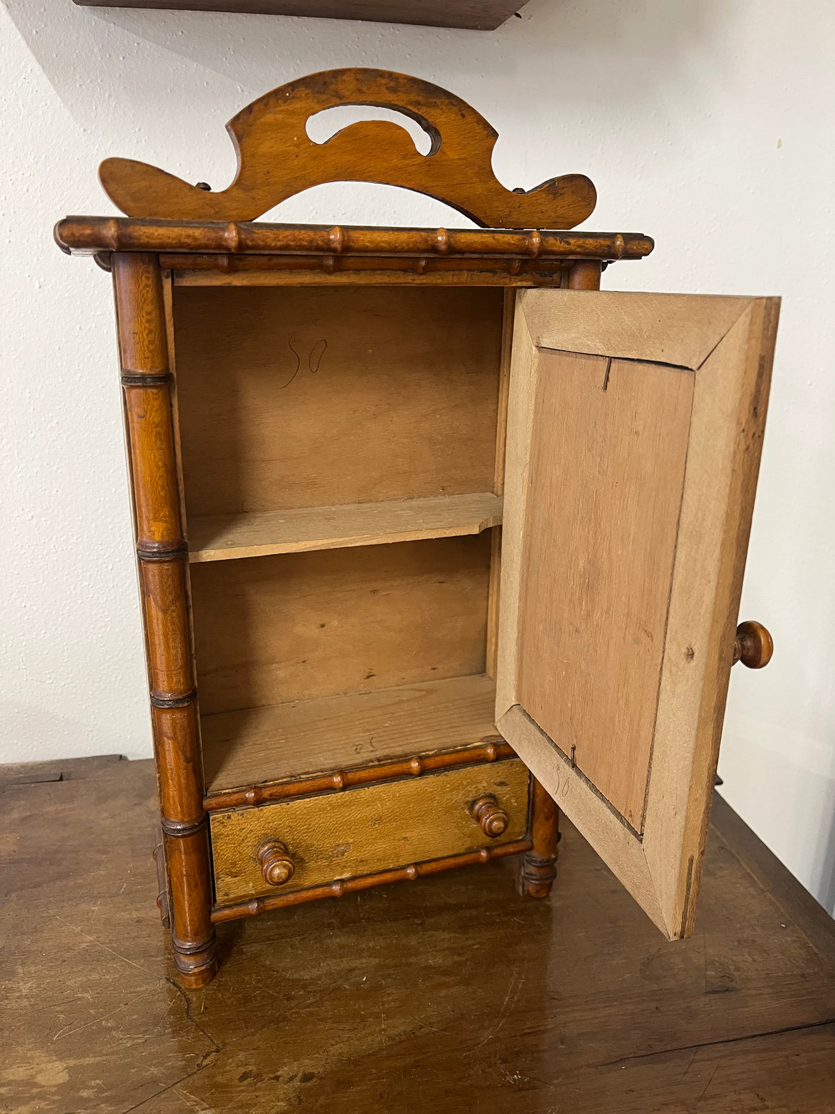 Antique French Faux Bamboo Cabinet – Specchiera e Armadietto da Muro o Tavolo, XIX Secolo