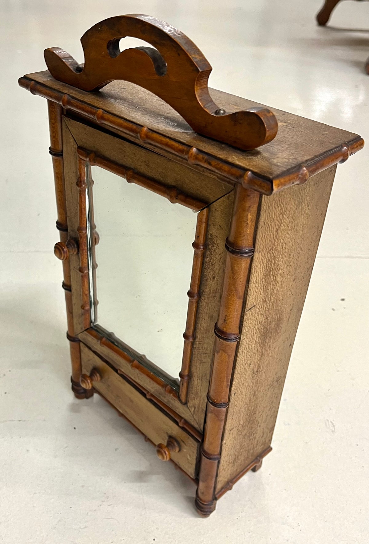 Antique French Faux Bamboo Cabinet – Specchiera e Armadietto da Muro o Tavolo, XIX Secolo