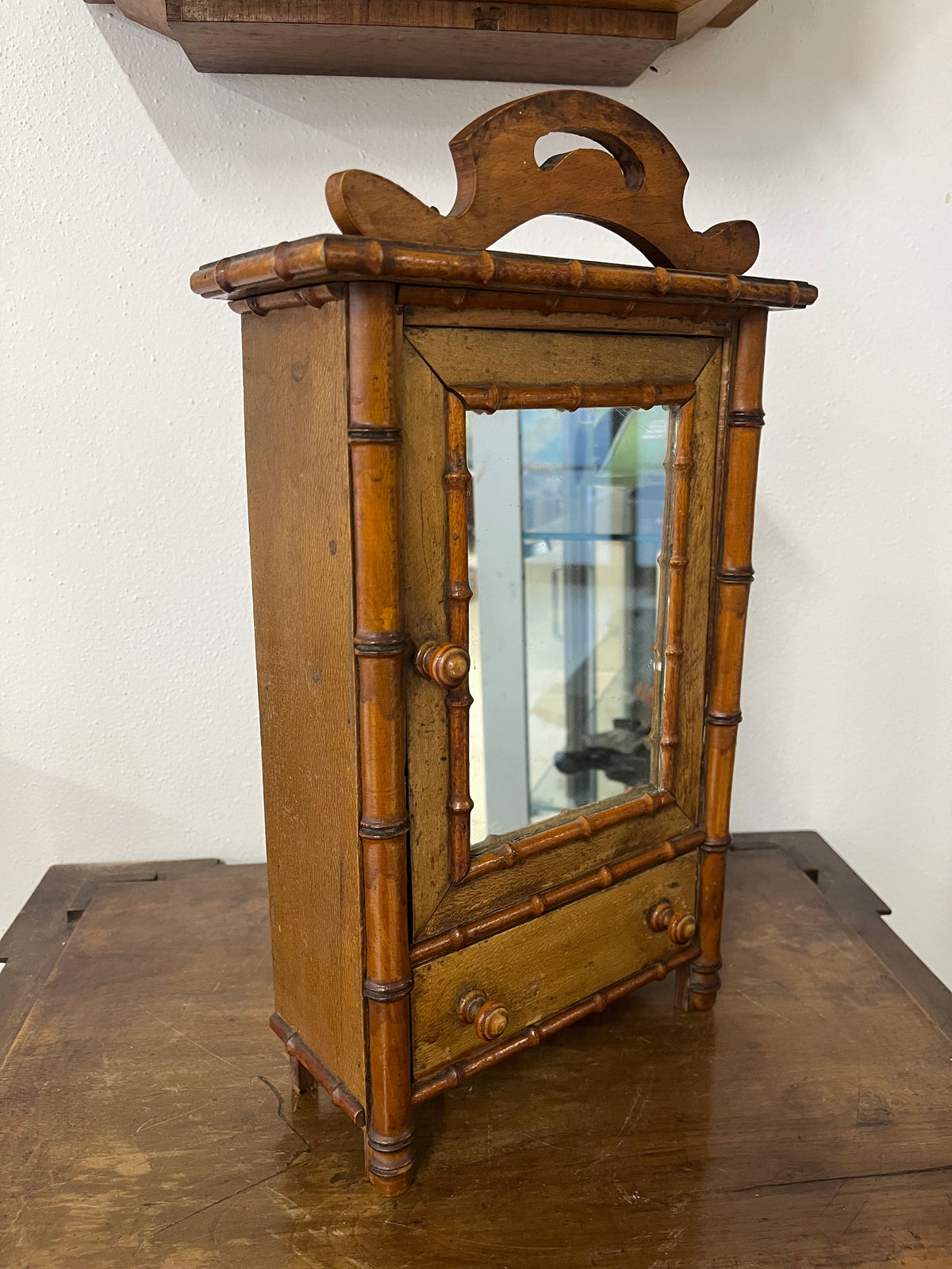 Antique French Faux Bamboo Cabinet – Specchiera e Armadietto da Muro o Tavolo, XIX Secolo